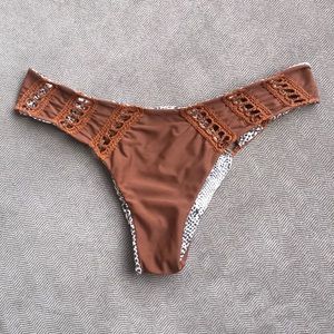 Acacia chuns bottom in coconut